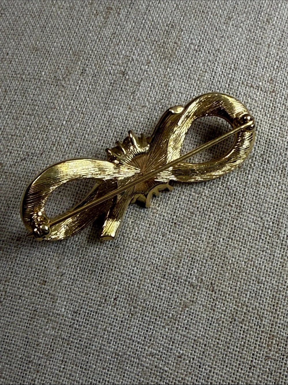 Fashion Jewelry Gold Ribbon Bow Brooch with Pearl and Clear Crystals